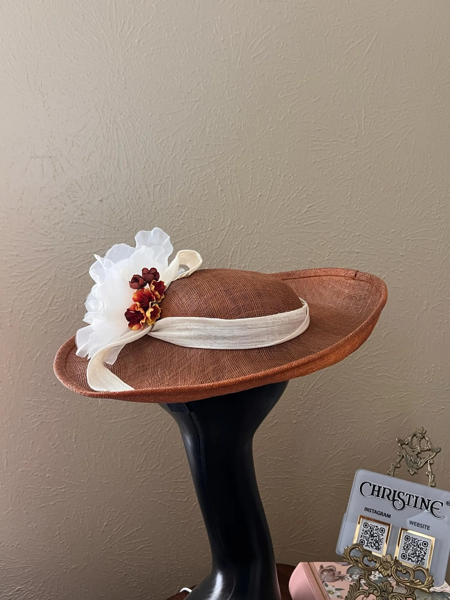 Queen Brown Ivory hat