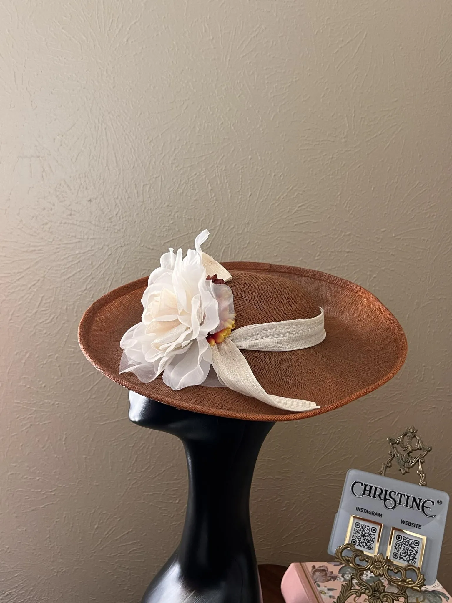 Queen Brown Ivory hat